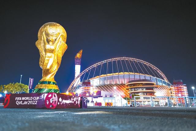 天天读着五花八门的社会新闻，读着老苍生的不安和无奈，读着世事宿命般的运行轨迹，老是空想是否是有一天我们也能在走投无路之时往拨亮阿谁投射着蝙蝠侠标识表记标帜的探照灯，呼喊阿谁埋没在茫茫都会中的超等英雄？　　　　高谭市是个从里面起头就烂失落的城市。